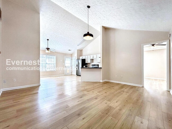 Building Photo - 3 Bed/2 Bath Home with Garage / Pet-Friendly / Vouchers Accepted / Coming Soon!