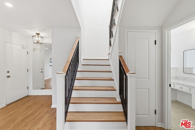 Building Photo - 13025 Moorpark St