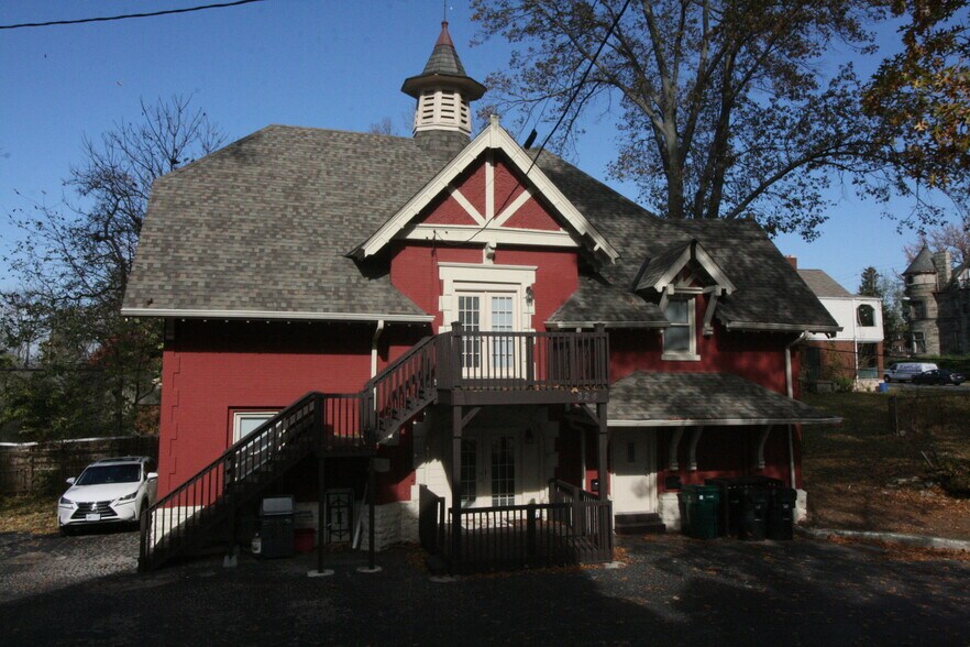 Building Photo - 824 Lincoln Ave