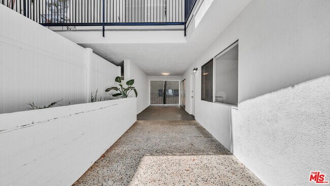 Building Photo - 621 San Vicente Blvd
