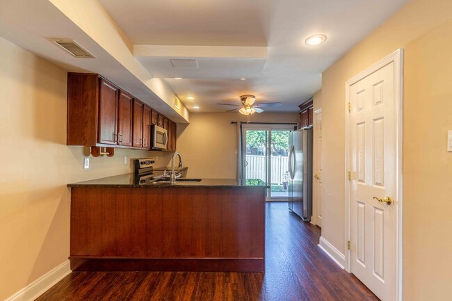 Building Photo - Updated 2 Bedroom 1.5 Bath in Goshen Valley!