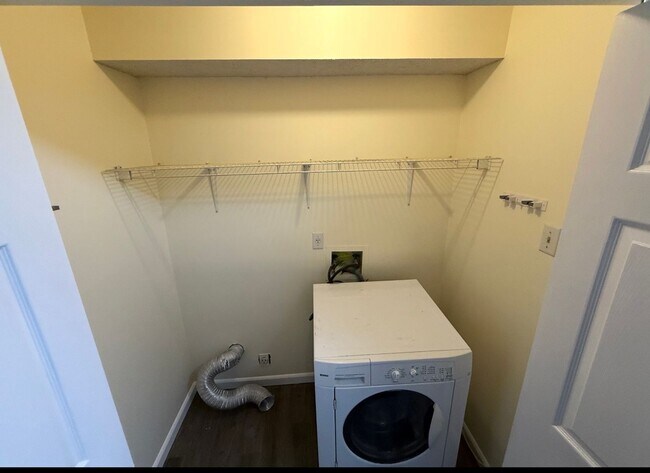 Building Photo - Beautifully updated 3-bedroom, 2.5-bathroom home