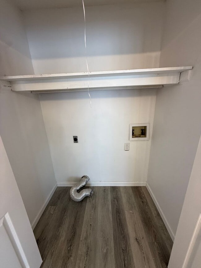 Building Photo - 3/3 Fully Renovated Town Home Available!