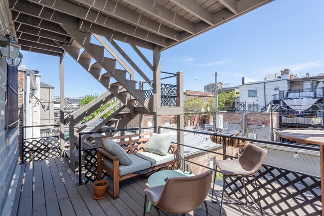 Building Photo - 1357 N Artesian Ave