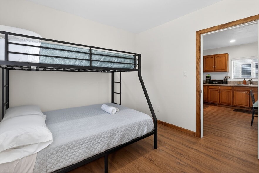 Building Photo - 917 W 62nd Pl