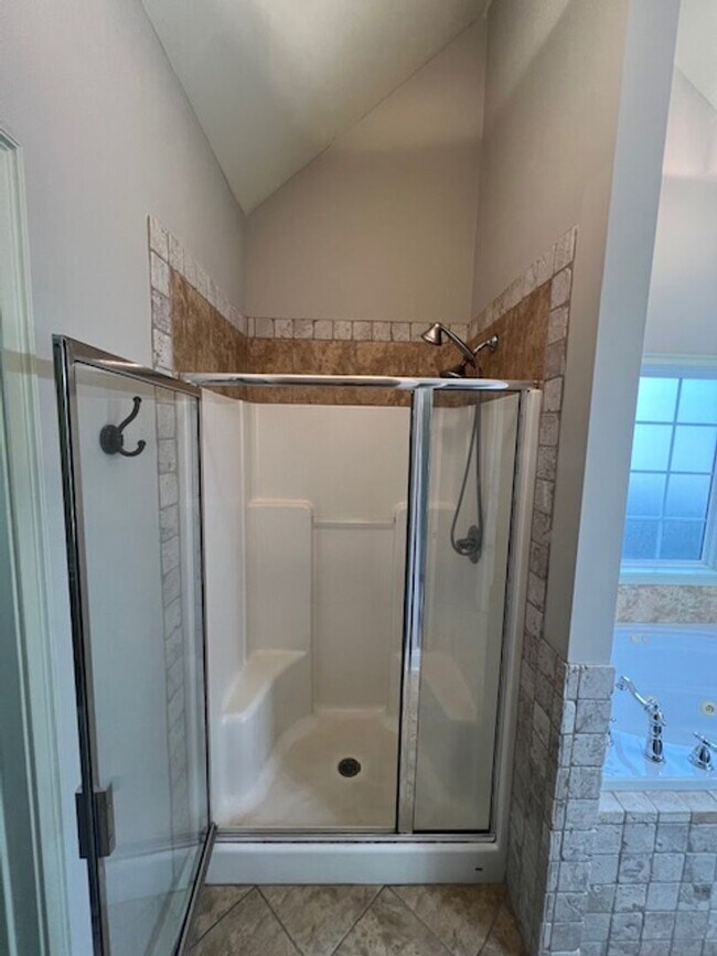 Building Photo - Southern Comfort & Style: Discover This Be...
