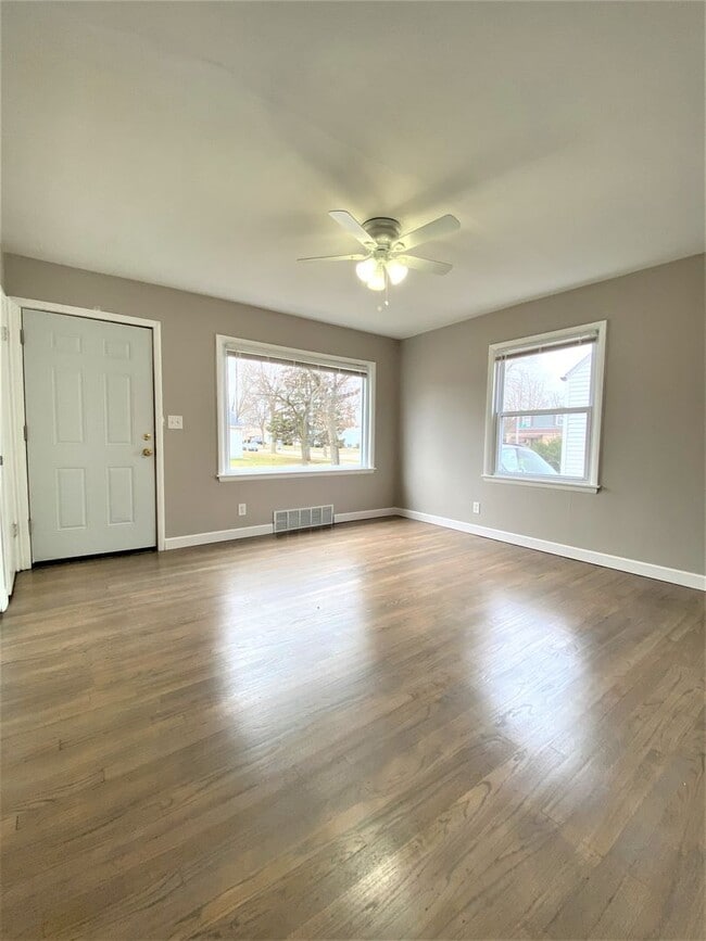 Building Photo - Newly updated 4 bedroom single family home