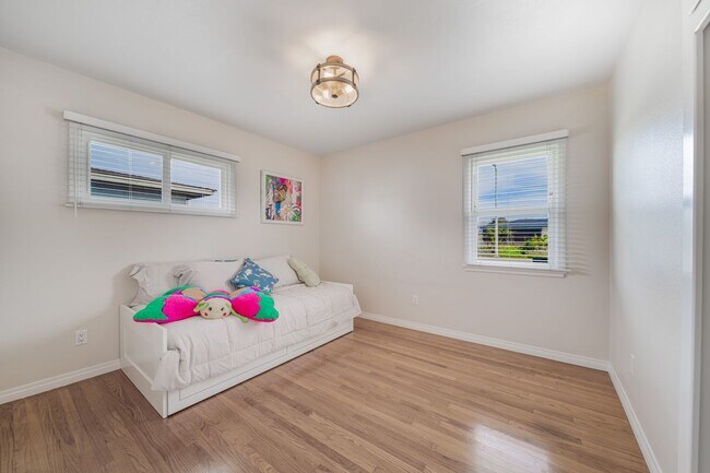 Building Photo - 549 N La Sena Ave