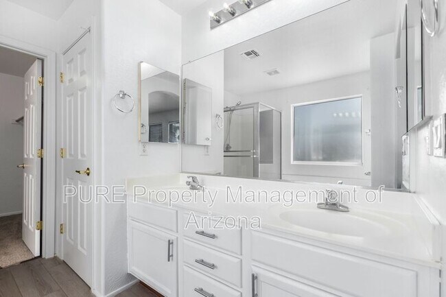 Building Photo - 322 S 116th Ave