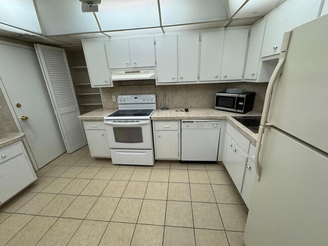 Building Photo - 2 Bed 2 Bath Condo Just Steps From The Oce...