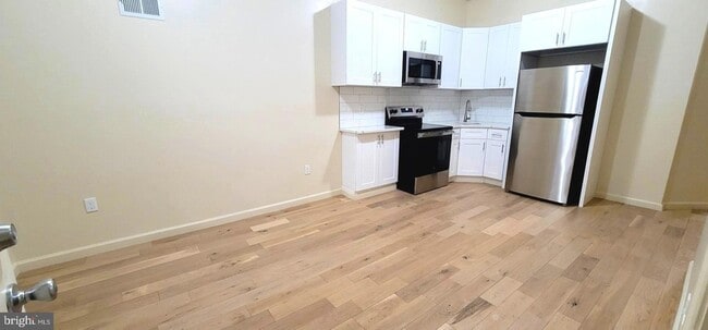 Building Photo - 1219 W Silver St