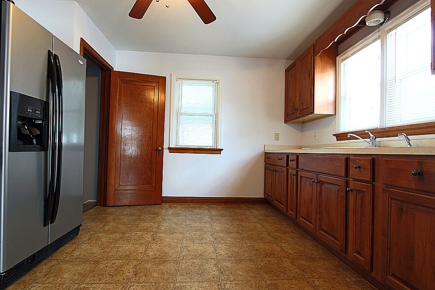 Kitchen with Soft-Close Cabinets and Garbage Disposal - 1808 34th St