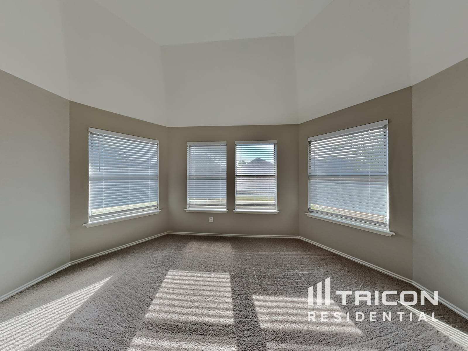 Building Photo - 307 Hawthorn Dr