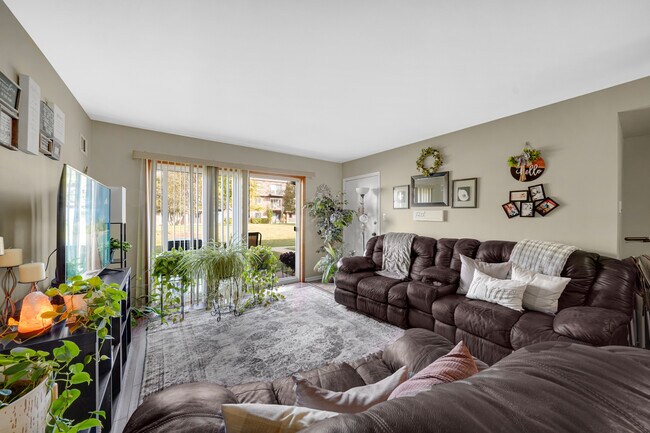 Building Photo - 9381 Bay Colony Dr