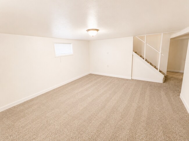 Building Photo - Provo home with a huge yard.