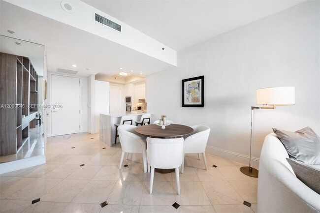 Building Photo - 100 South Pointe Dr