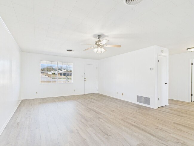 Building Photo - 100 NW Hills Dr