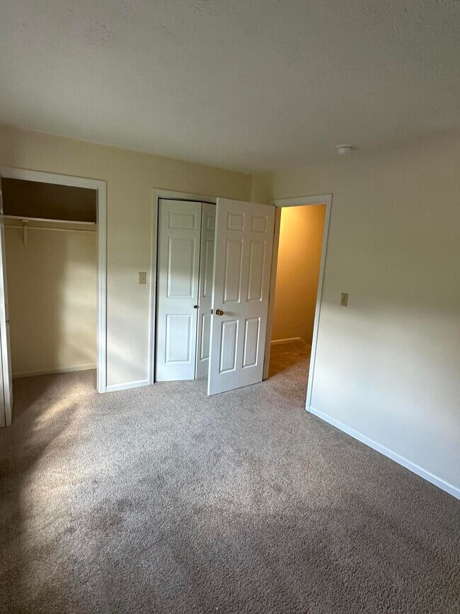 Building Photo - 165 Landings Dr