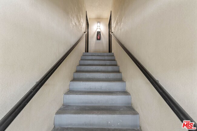 Building Photo - 635 Westmount Dr