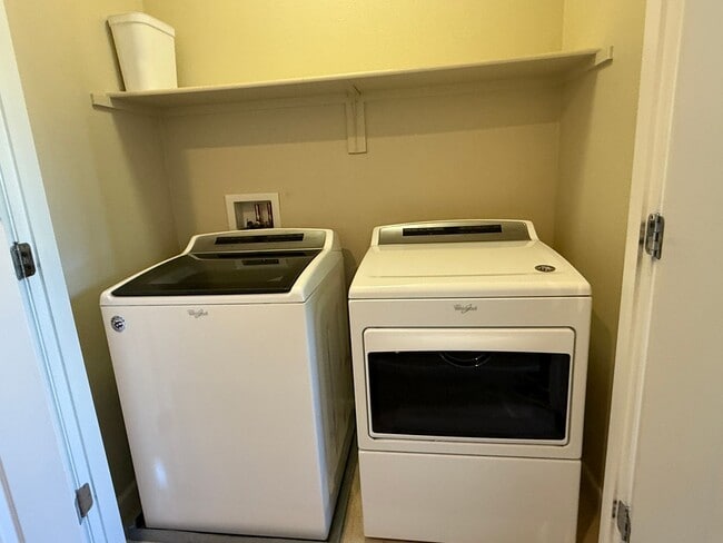Building Photo - Executive Evergreen Valley Townhome