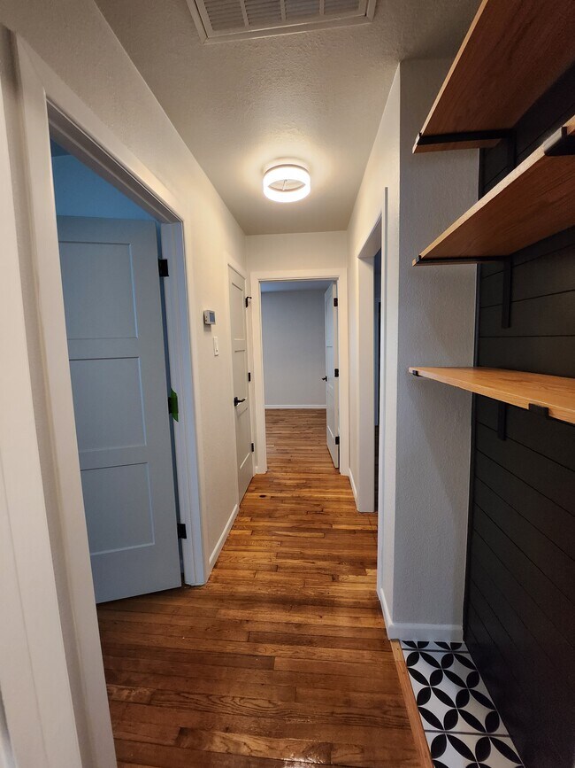 Building Photo - 1503 S 15th St