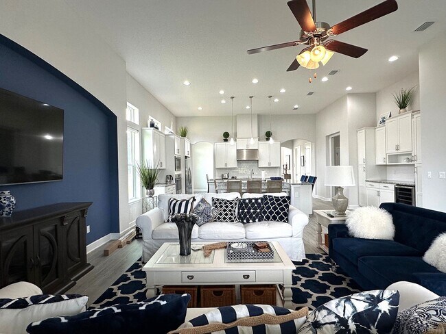 Building Photo - Fully Furnished, Stunning 4/4, Available I...