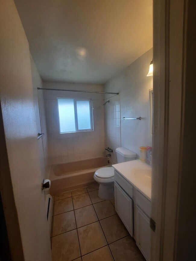 Building Photo - 2 bedroom near downtown Golden | Lots of natural light | Deck