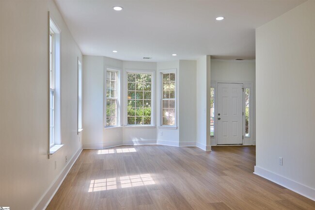 Building Photo - 307 Woodruff Lake Way