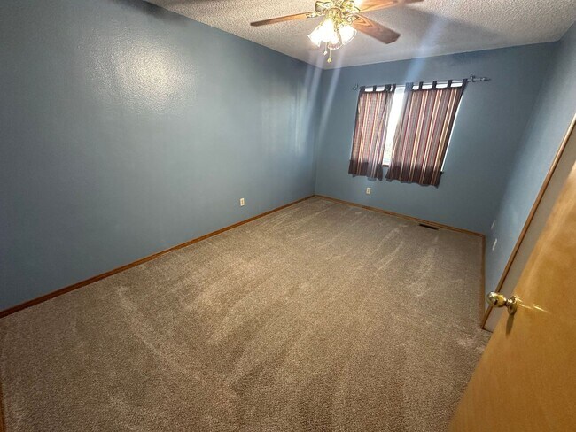 Building Photo - 4 Bed 4 Bath in Constitution Hills!!