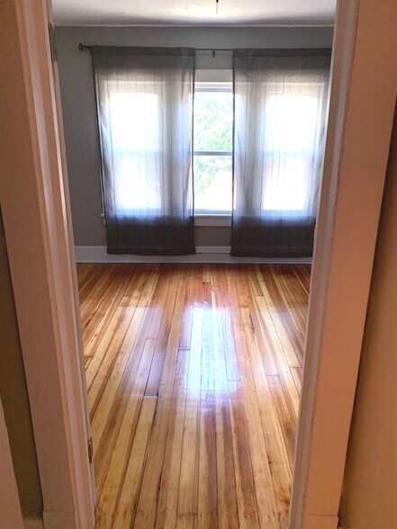 Building Photo - 935 New Hampshire St