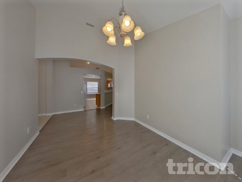 Building Photo - 31153 Whinsenton Dr