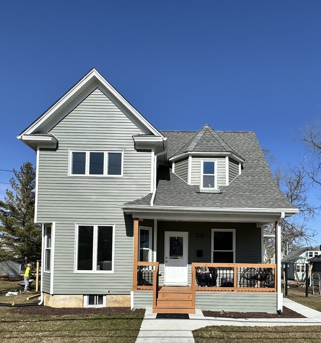 Building Photo - 473 E Elm St