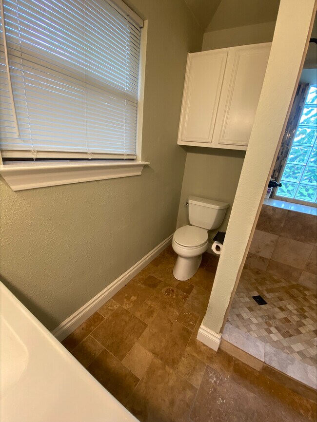 Building Photo - 702 Spring Hollow Dr