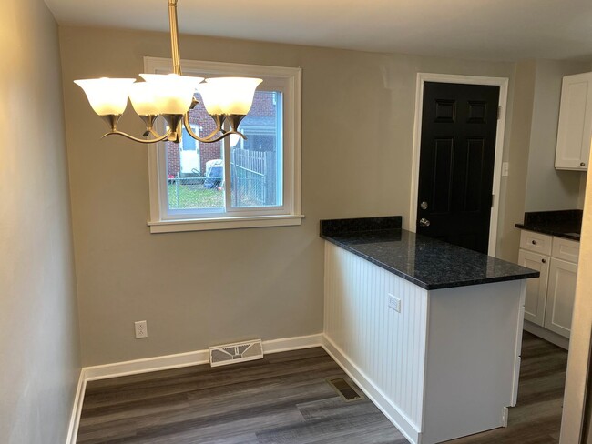 Building Photo - MODERN, TOTALLY UPDATED 2 BEDROOM / 1 BATH...