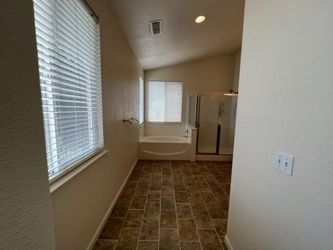 Building Photo - 2912 Medinah Way