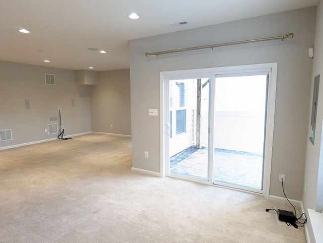 Building Photo - Gorgeous 3 level townhouse in North Potoma...