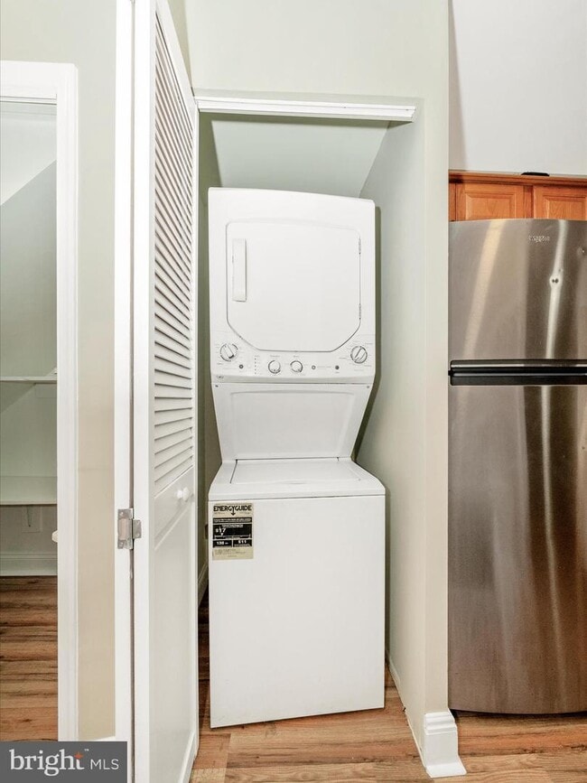 Washer Dryer - 4215 Dix St NE