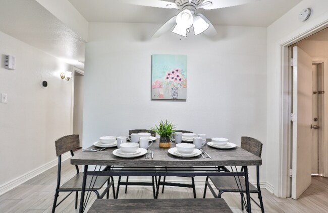 Building Photo - 531 W Del Campo Ave