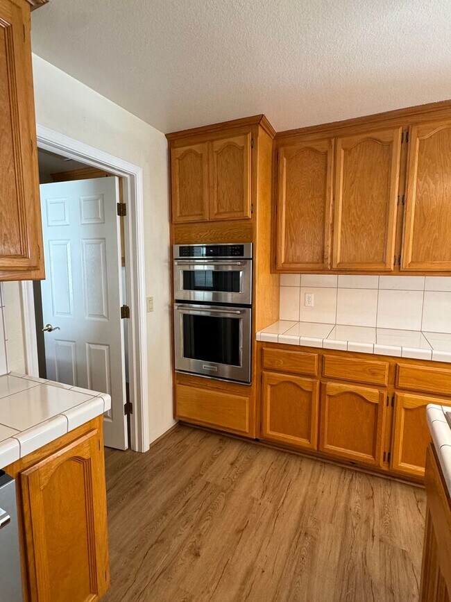 Building Photo - Not your ordinary rental! Pool! Kitchen ai...