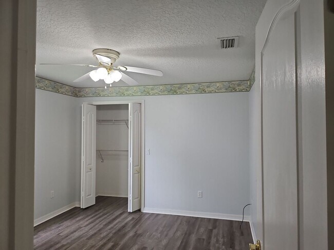 Building Photo - Beautiful 3-Bedroom, 2 bath Home with Screened Porch & Lawn CAre Included