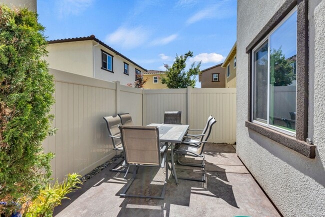 Building Photo - 4 bed / 3 bath | Upated Anatolia Home Avai...