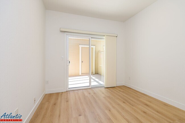 Building Photo - Gorgeous Townhouse | Remodeled | Desirable Location