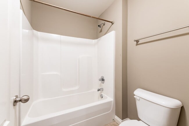 Building Photo - 4 Bedroom 2 Bath in Fisherville!