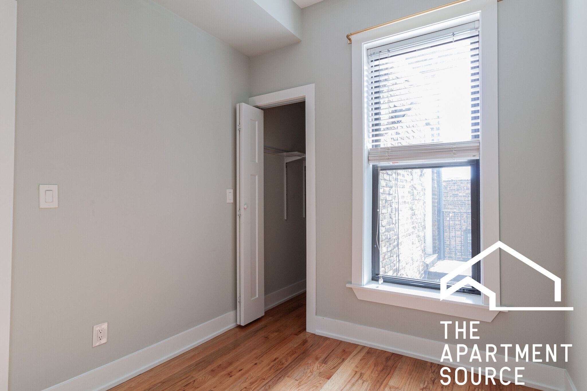 Building Photo - 634 W Oakdale Ave