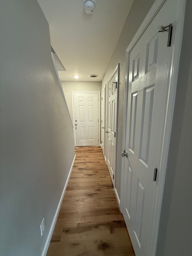 Building Photo - Newly Updated 1 Bedroom, 1 Bathroom Apartment! Close to Pool!