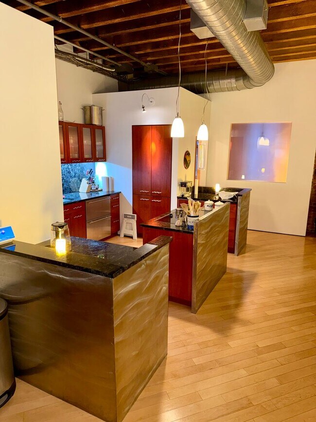 Building Photo - Beautifully 2-Bedroom Condo in Boston