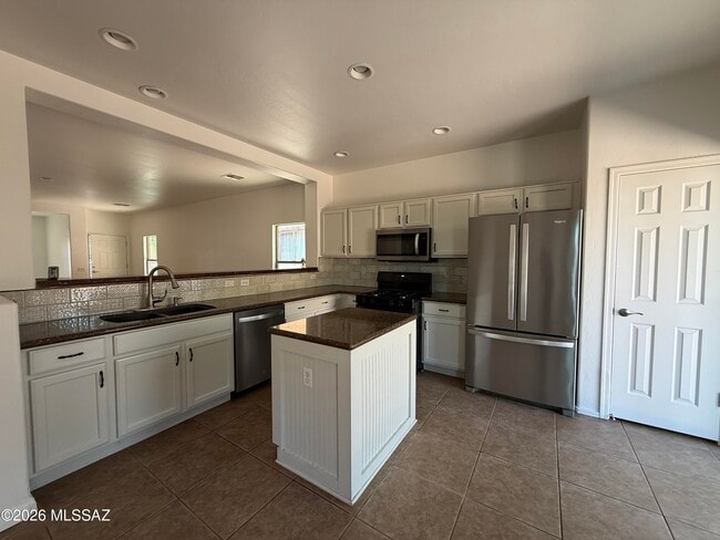Building Photo - 880 West Calle Valenciana
