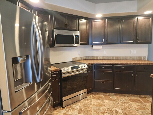 Building Photo - Charming single level 4 bedroom home in Crimson Point community. Spacious open floor plan, oversi...