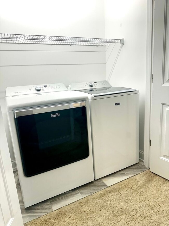 Building Photo - End Unit Townhouse for Rent in Crescent Ridge
