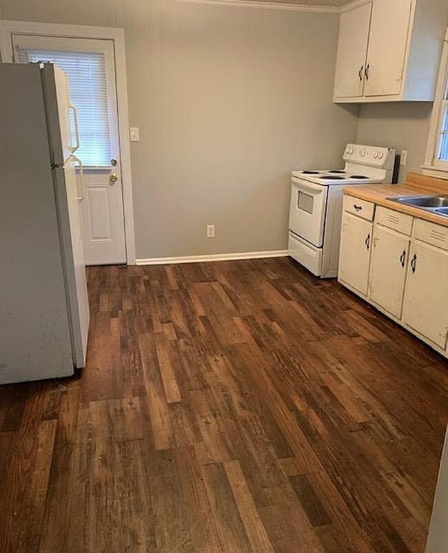 Building Photo - COMING SOON BEMIS LOCATION-  GREAT 2 BEDROOM HOME!!!!!